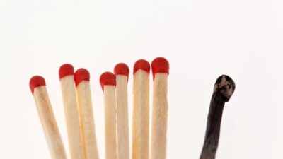 opretst&aring;ende t&aelig;ndstikker med ild i en enkelt
