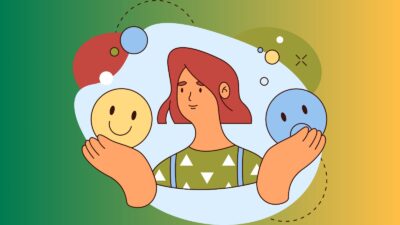 Kvinde med en sur smiley i den ene hånd og en glad smiley i den anden.