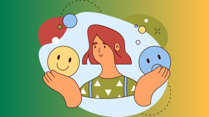 Kvinde med en sur smiley i den ene hånd og en glad smiley i den anden.