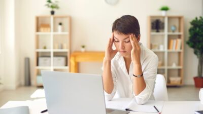 person sidder frustreret foran sin computer
